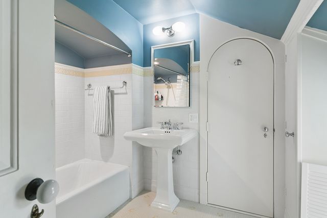 332 Old Sutton Road, Barrington Hills, IL 60010