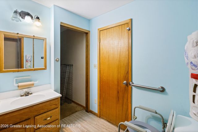10216 N Royston Road, Grand Ledge, MI 48837
