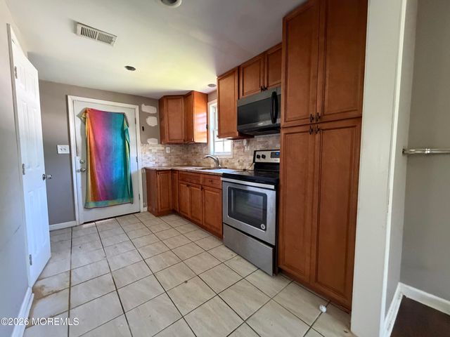11 Forest Place, Keansburg, NJ 07734