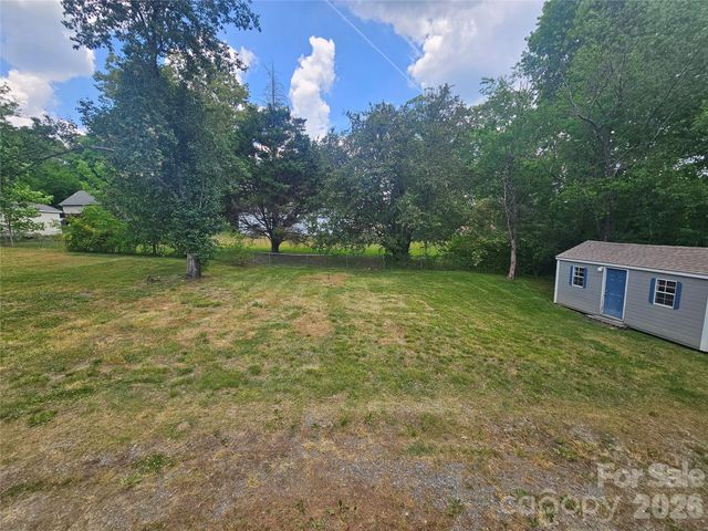 315 Maine Avenue E, Bessemer City, NC 28016