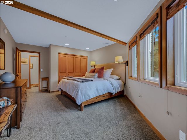 25583 E CHESTER MOUNTAIN Dr, Welches, OR 97067