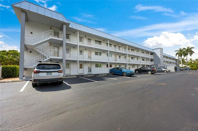 72 7th ST S 106, Naples, FL 34102