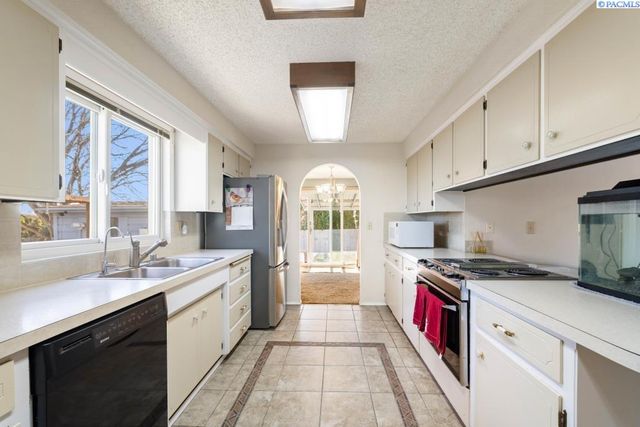 105 W 36th Pl, Kennewick, WA 99337