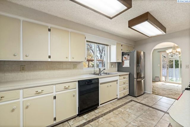 105 W 36th Pl, Kennewick, WA 99337