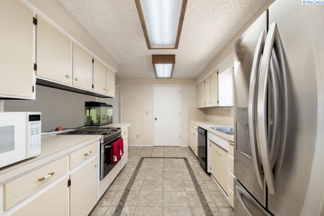 105 W 36th Pl, Kennewick, WA 99337