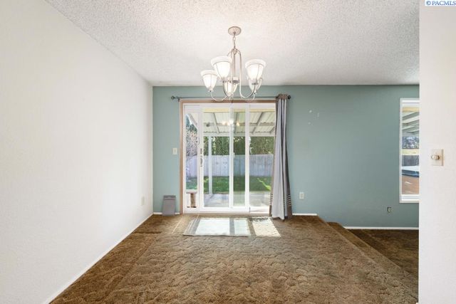 105 W 36th Pl, Kennewick, WA 99337