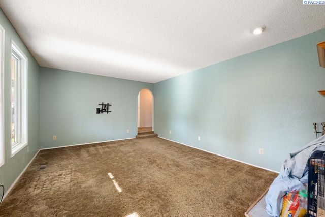 105 W 36th Pl, Kennewick, WA 99337