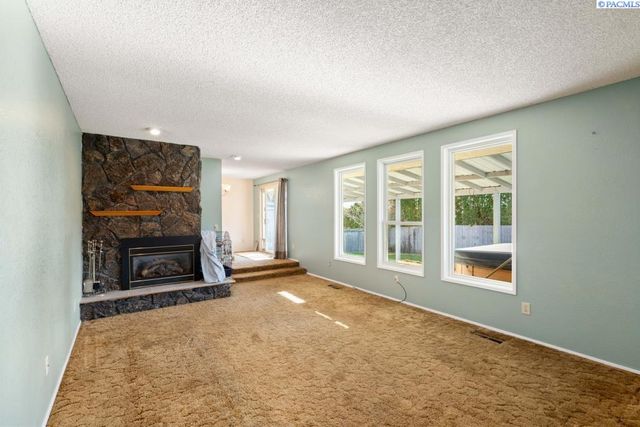 105 W 36th Pl, Kennewick, WA 99337