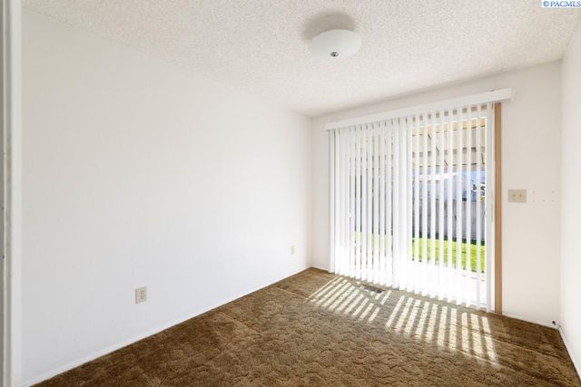 105 W 36th Pl, Kennewick, WA 99337