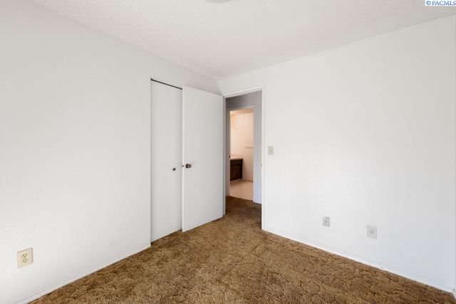 105 W 36th Pl, Kennewick, WA 99337