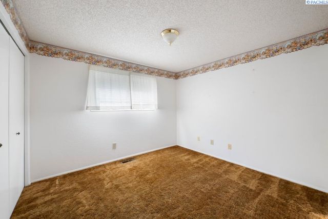 105 W 36th Pl, Kennewick, WA 99337