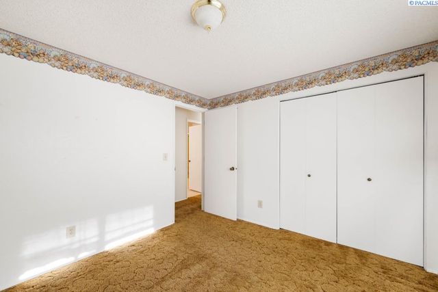 105 W 36th Pl, Kennewick, WA 99337