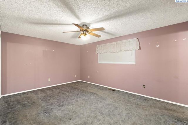 105 W 36th Pl, Kennewick, WA 99337