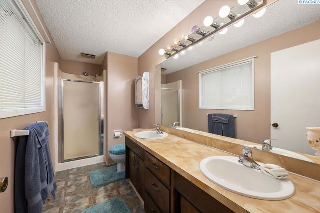 105 W 36th Pl, Kennewick, WA 99337