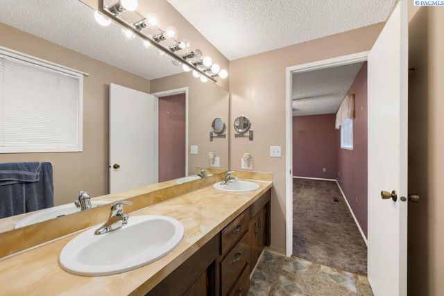 105 W 36th Pl, Kennewick, WA 99337