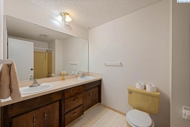 105 W 36th Pl, Kennewick, WA 99337