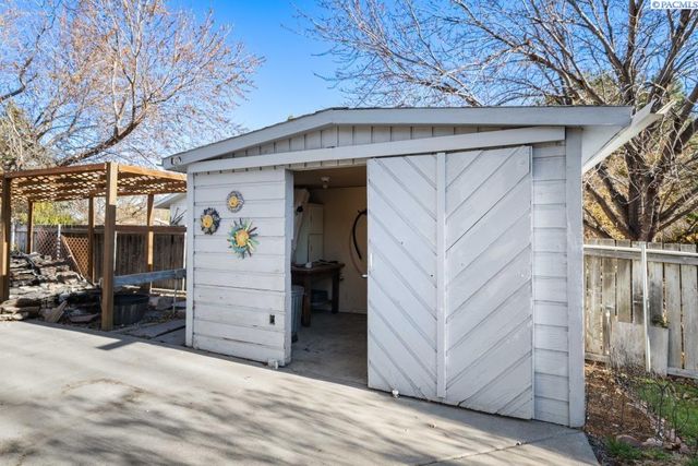 105 W 36th Pl, Kennewick, WA 99337
