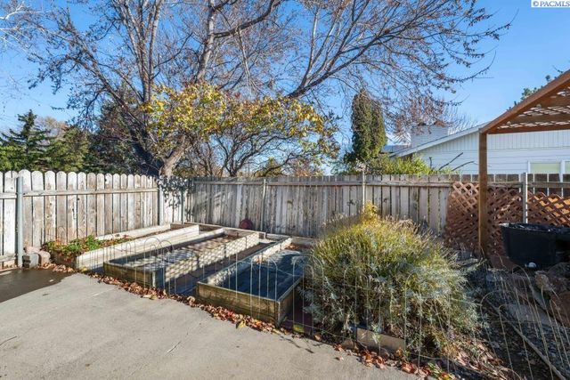 105 W 36th Pl, Kennewick, WA 99337