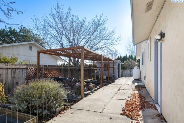 105 W 36th Pl, Kennewick, WA 99337