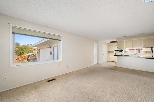 105 W 36th Pl, Kennewick, WA 99337