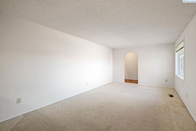 105 W 36th Pl, Kennewick, WA 99337