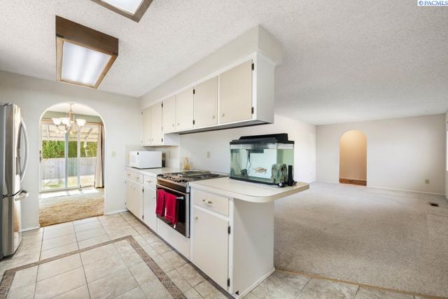 105 W 36th Pl, Kennewick, WA 99337