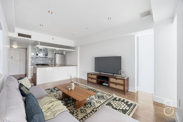 21-24 30th Avenue 4A, Astoria, NY 11102