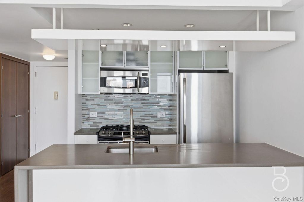 21-24 30th Avenue 4A, Astoria, NY 11102