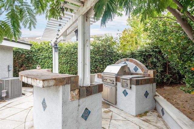 21 Whispering Wind, Irvine, CA 92614
