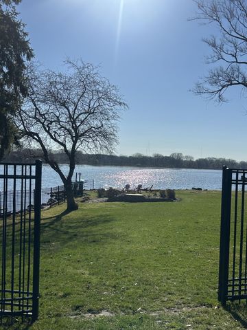 2065 Long Lake Road, New Brighton, MN 55112