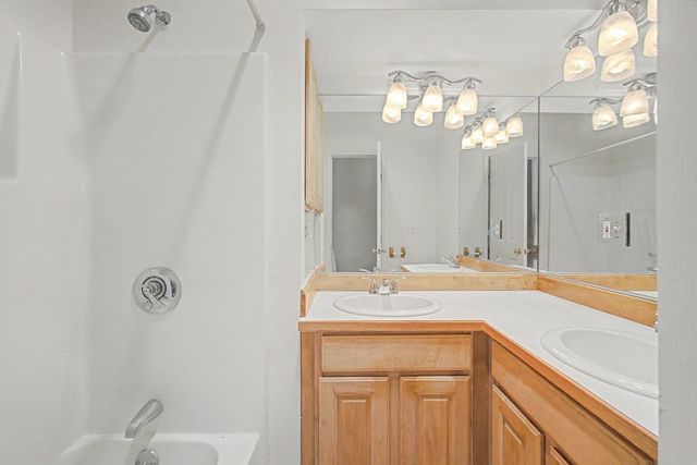 6 Lilac Ct 6, Hopkinton, MA 01748