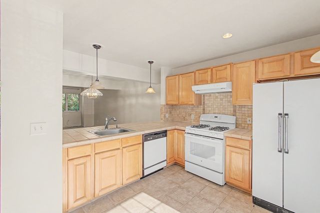 6 Lilac Ct 6, Hopkinton, MA 01748