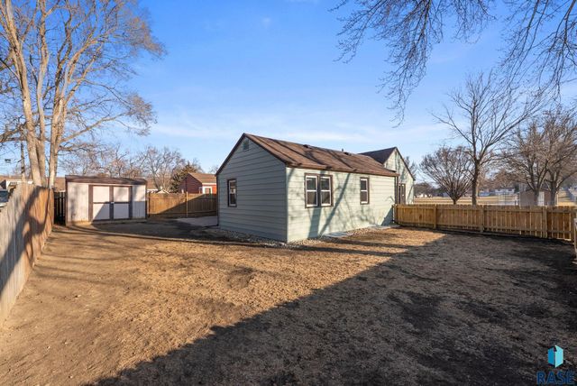 1812 W 28th St Street, Sioux Falls, SD 57105
