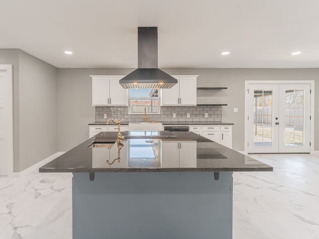 709 E Clay Street, Bowie, TX 76230