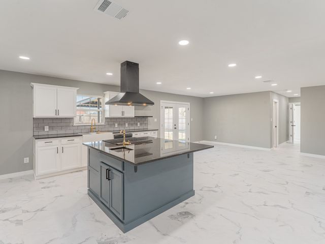 709 E Clay Street, Bowie, TX 76230