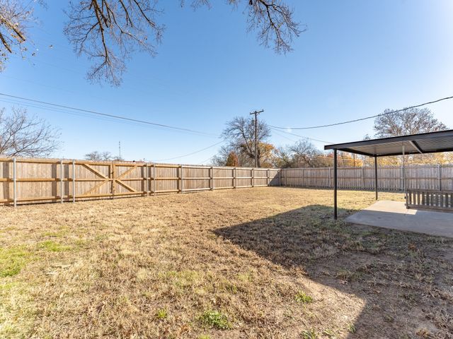 709 E Clay Street, Bowie, TX 76230