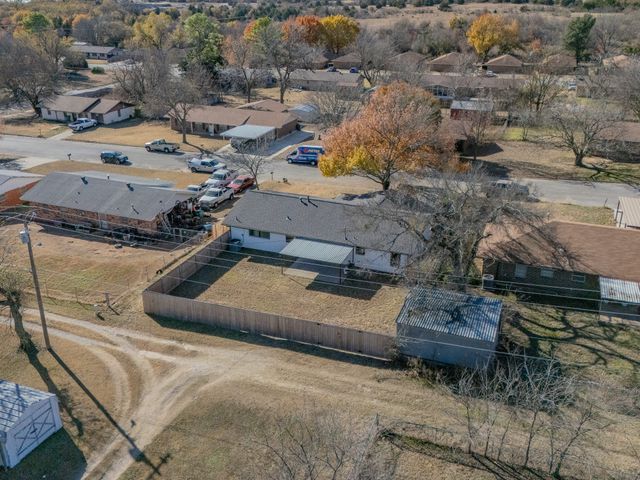 709 E Clay Street, Bowie, TX 76230