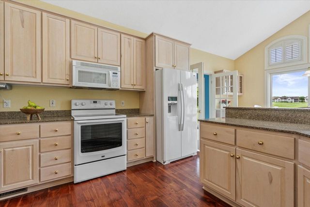 219 Muirfield COURT, North Prairie, WI 53153