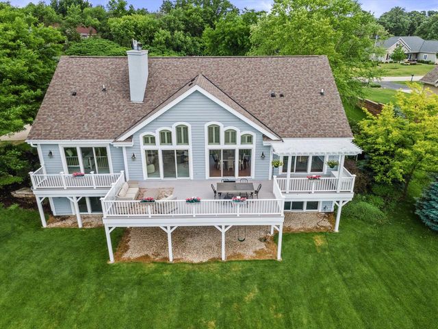 219 Muirfield COURT, North Prairie, WI 53153