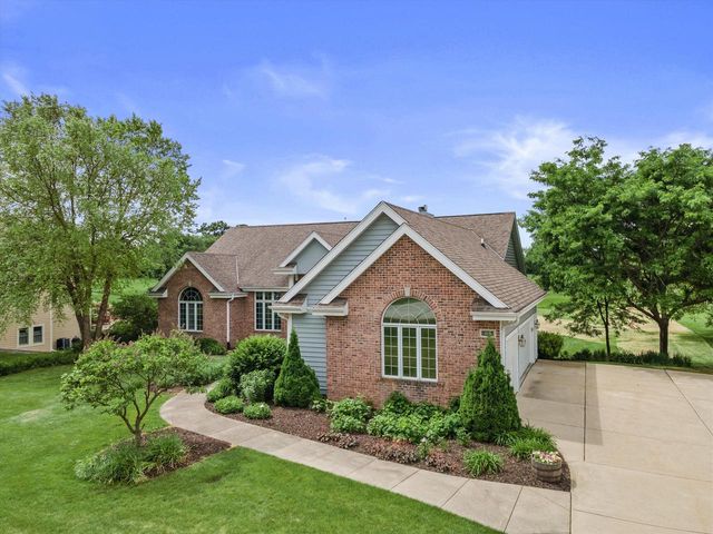 219 Muirfield COURT, North Prairie, WI 53153