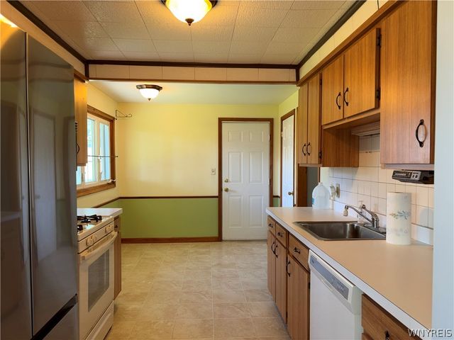 16 Sunset, Tonawanda, NY 14150