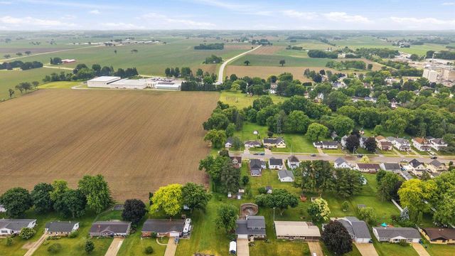 676 E Oak Street, Juneau, WI 53039