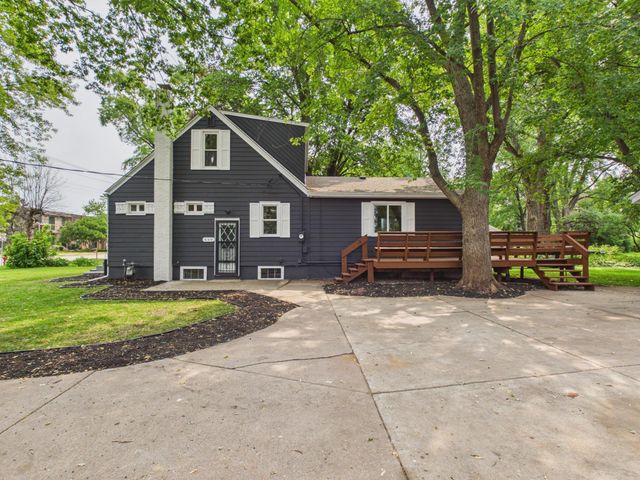 660 County Road D E, Little Canada, MN 55117