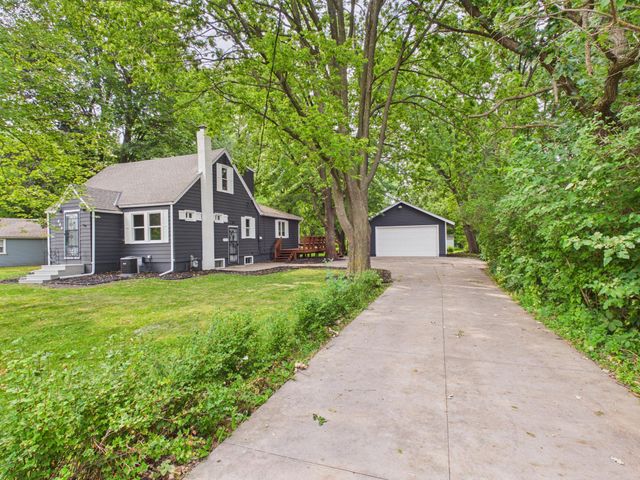 660 County Road D E, Little Canada, MN 55117