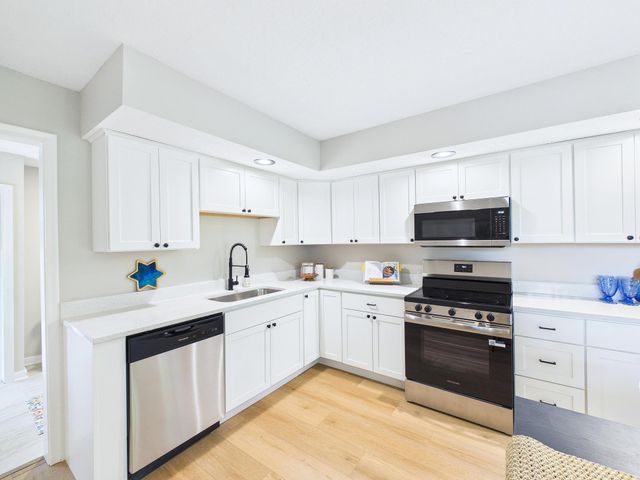 660 County Road D E, Little Canada, MN 55117