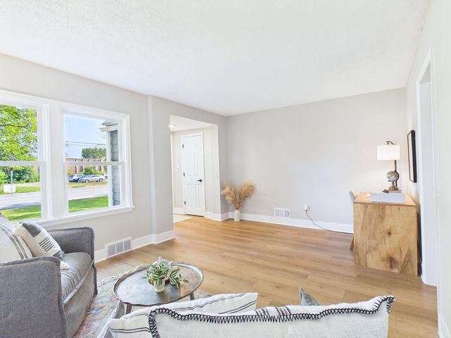 660 County Road D E, Little Canada, MN 55117