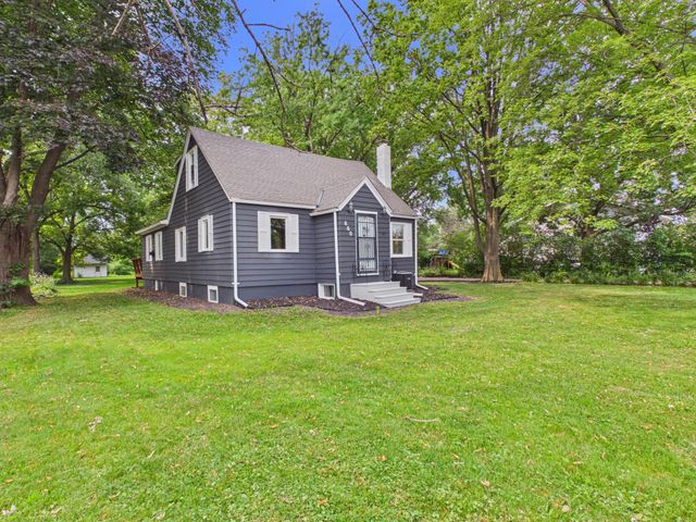 660 County Road D E, Little Canada, MN 55117