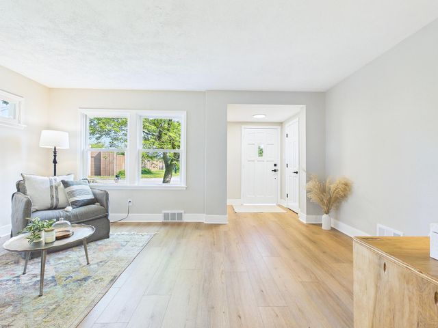 660 County Road D E, Little Canada, MN 55117