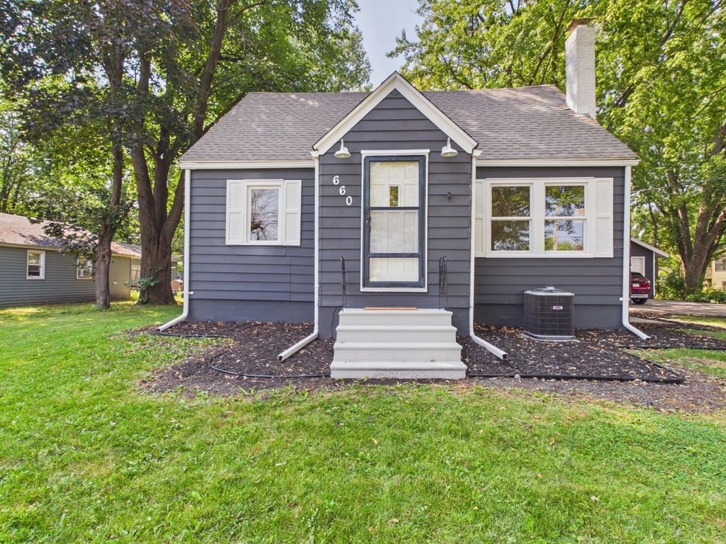 660 County Road D E, Little Canada, MN 55117