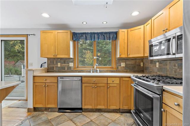 4 Woodvale Rd Extension, Branford, CT 06405